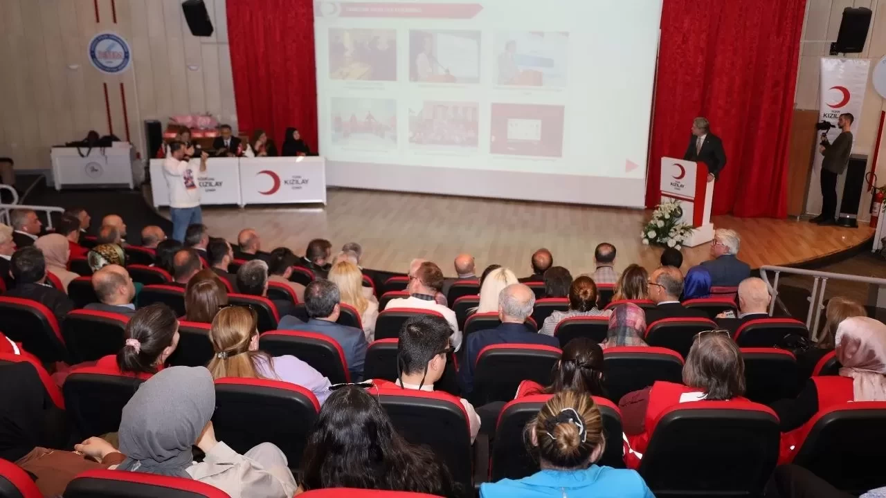 Türk Kızılay İzmir'de Heyecan Doruktaydı! Baykalmış Tekrar Başkan Seçildi