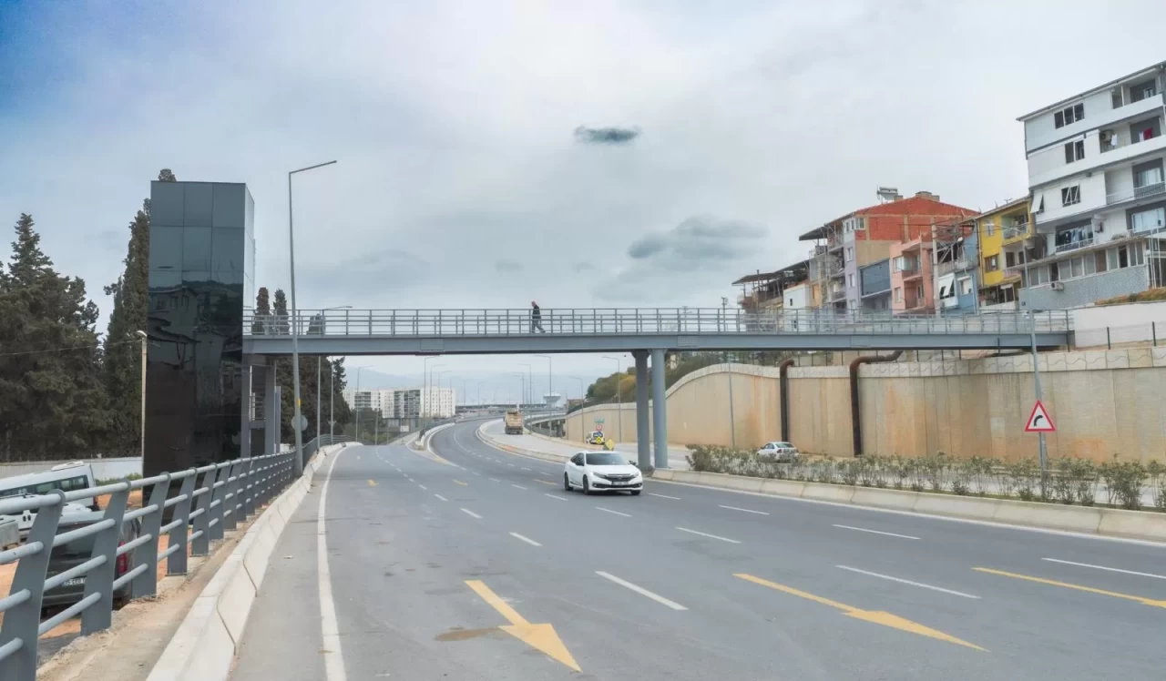 İzmir'de Altındağ Üst Geçidi hizmete girdi, yaya ulaşımını kolaylaştırdı