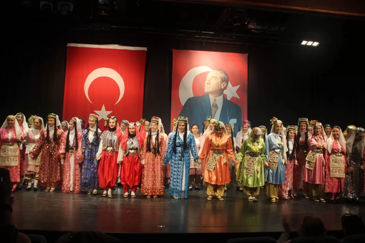 İzmir Folklor Derneği, Kadın Emeğine Saygı İçin 20. Yılını Coşkuyla Kutladı