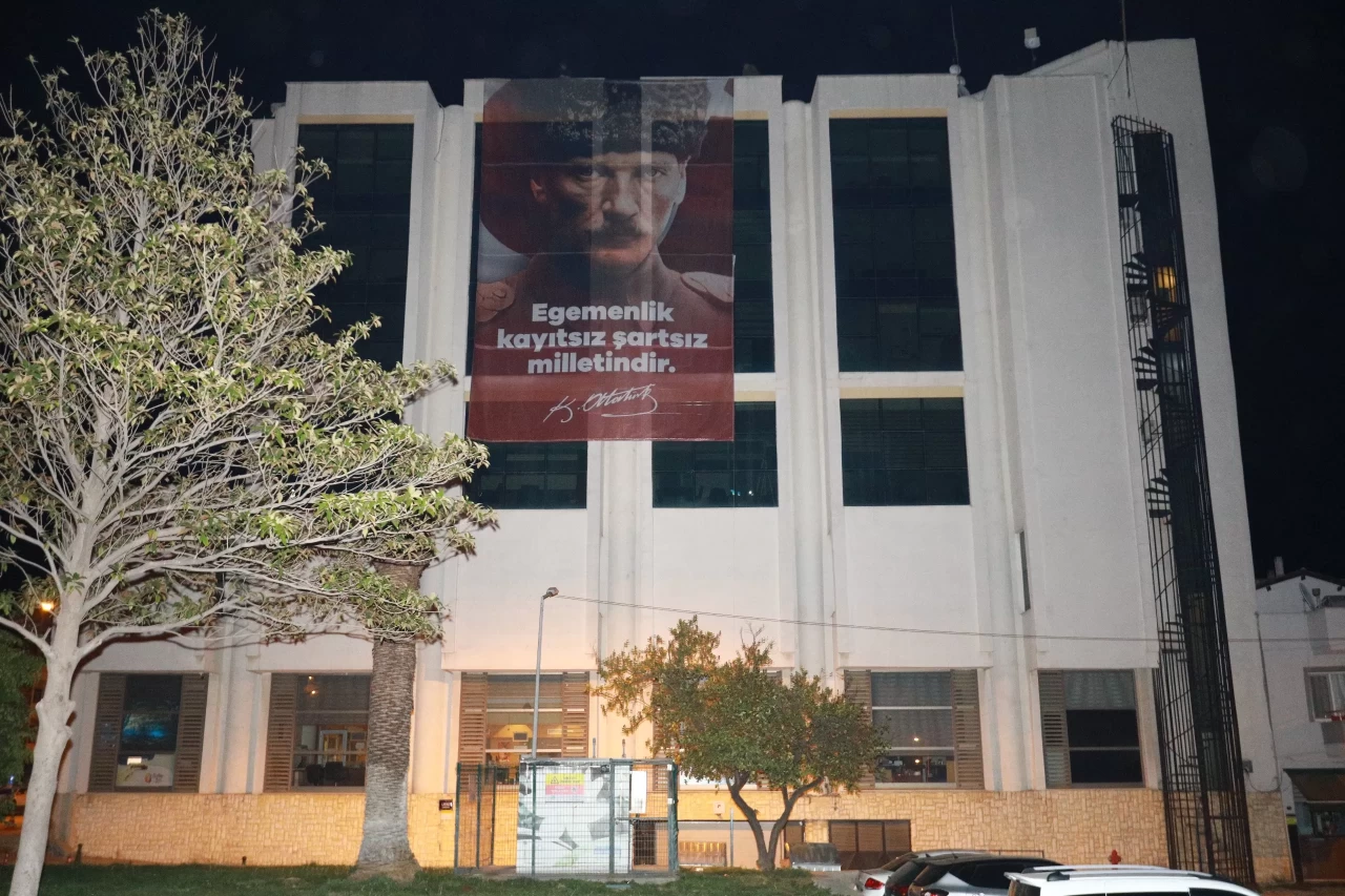 İmamoğlu'nun gözaltına alınmasının ardından belediye binasına Atatürk pankartı asıldı