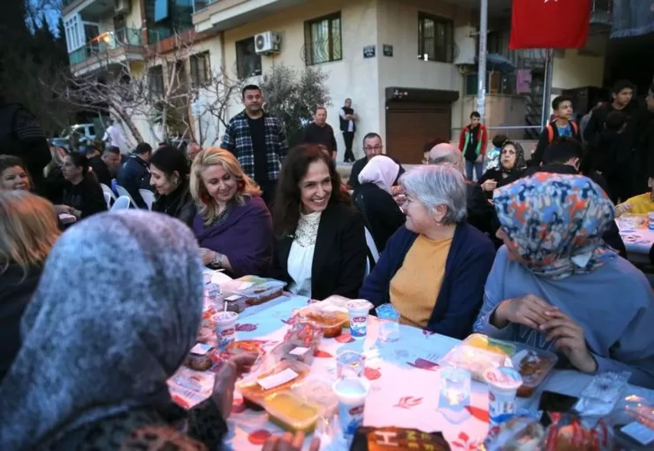 Karşıyaka Belediyesi, Ramazan'da iftar sofraları ile dayanışma örneği sergiliyor