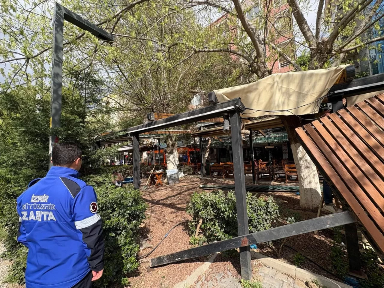 İzmir'de kamusal alan işgallerine son: Kaçak yapılar yıkıldı