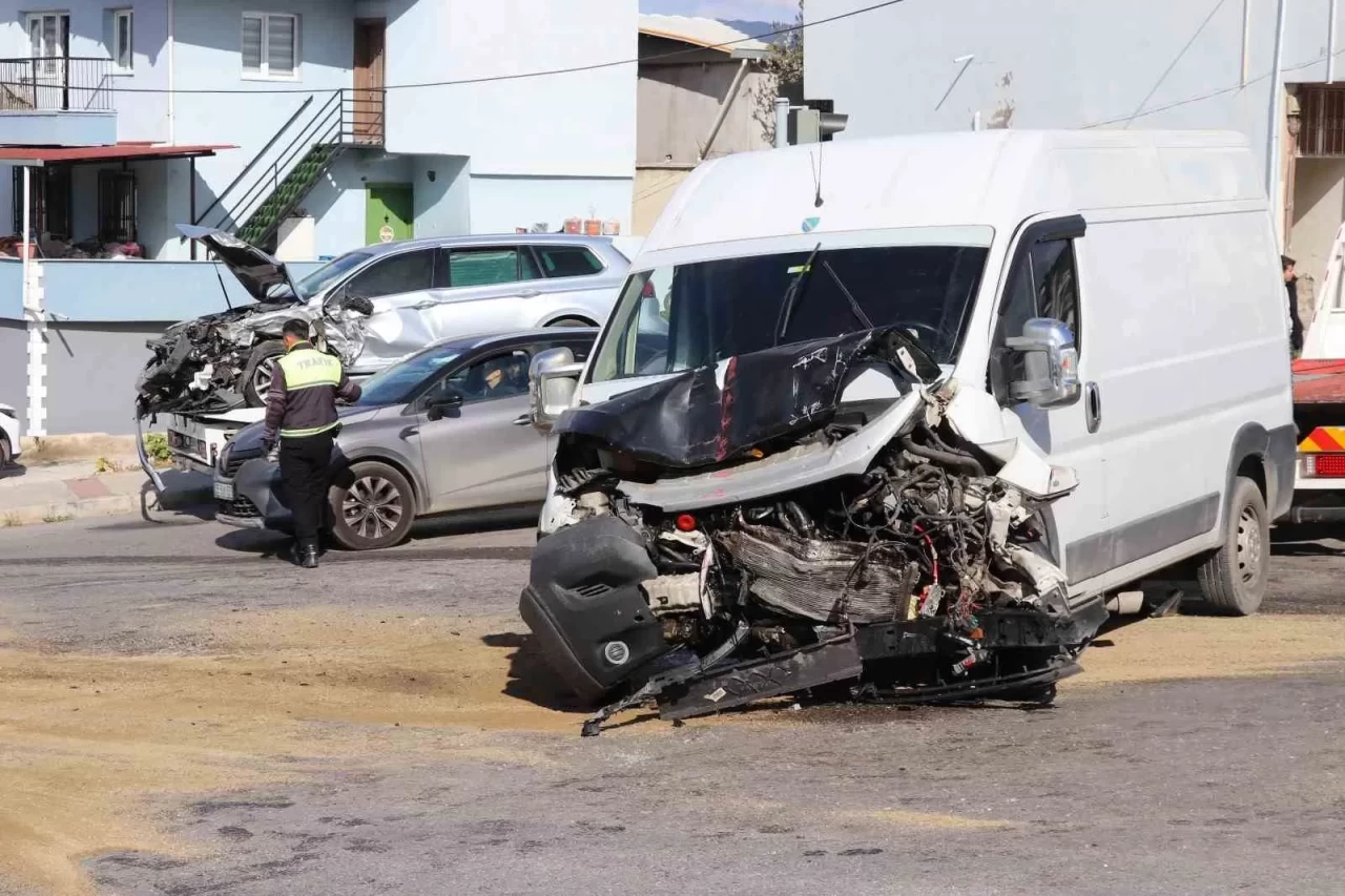 İzmir’de Zincirleme Kaza! Devrilen Araç ve Kapanan Yol Kameralara Yansıdı