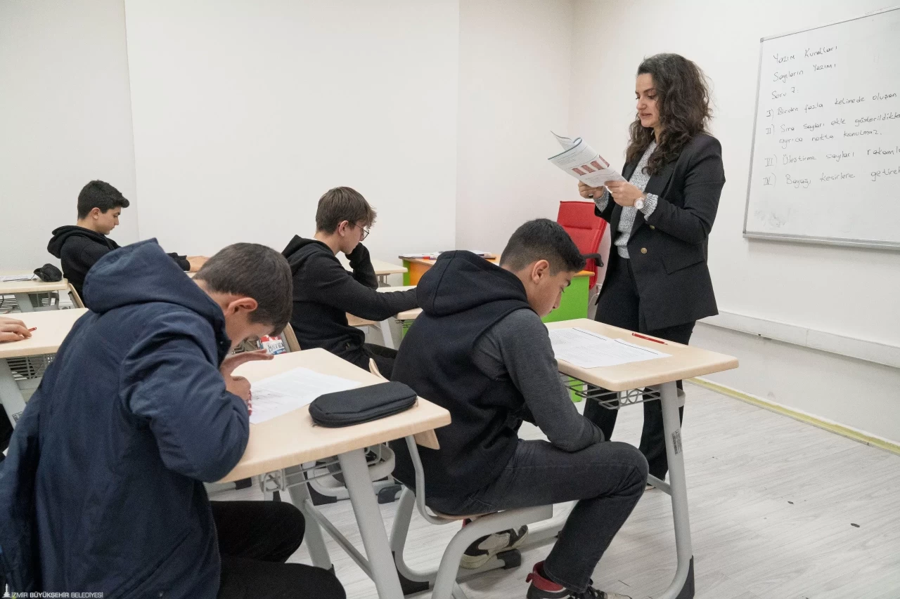 İzmir'de Öğrencilere Ücretsiz Sınav Desteği: LGS ve TYT Hazırlığı Artık Daha Kolay!