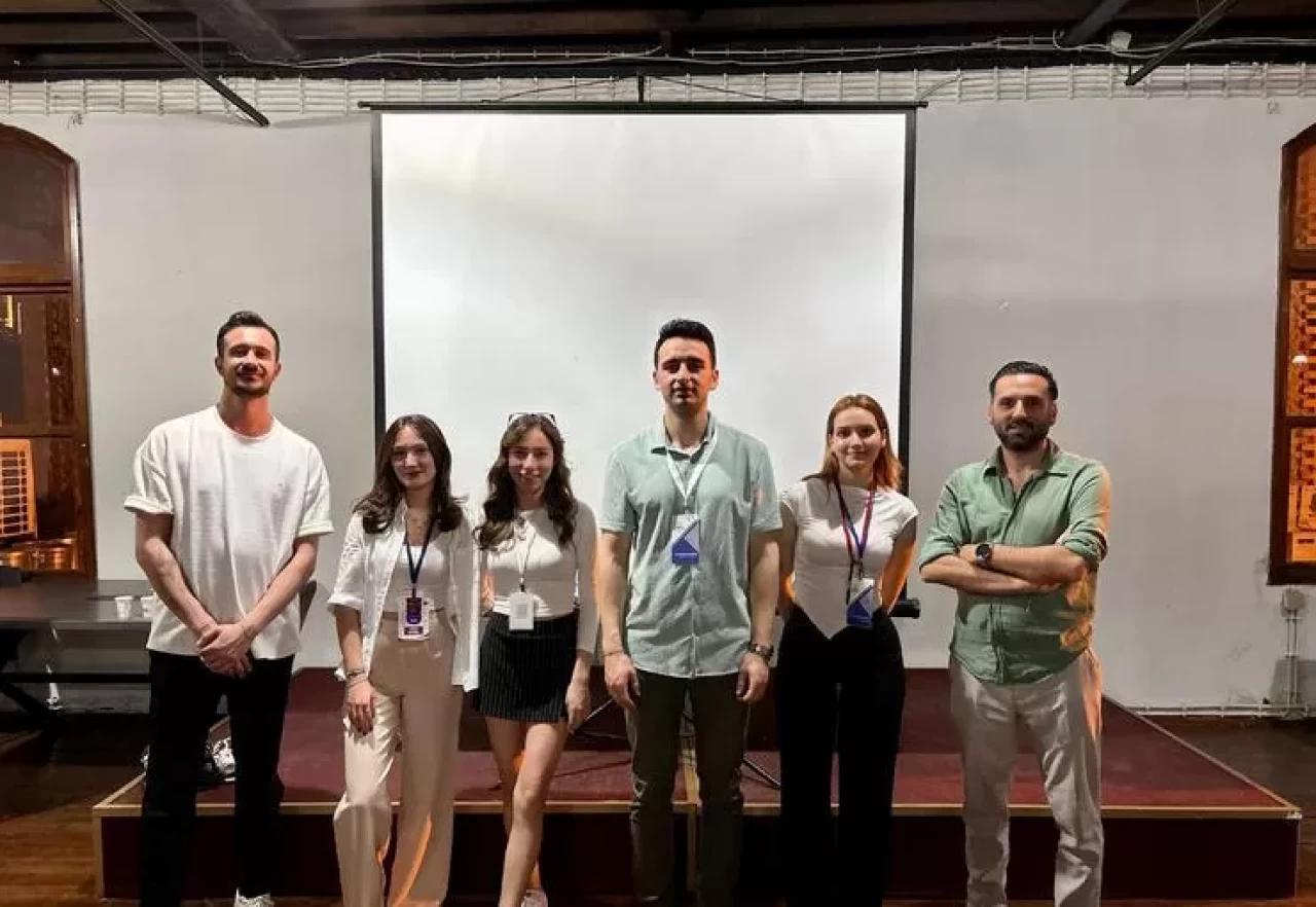 Genç İzmir ve DEÜ iş birliği ile bağımlılık sorunlarına dair tartışmalar yapıldı