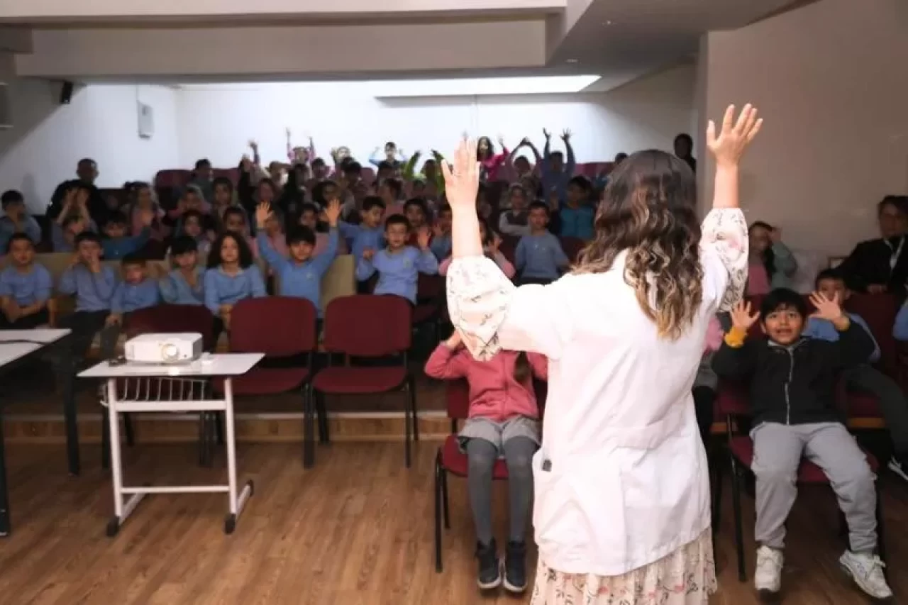 Bayraklı'da çocuklara hijyen eğitimi: "Sağlık Elde Başlar" projesi hayata geçirildi