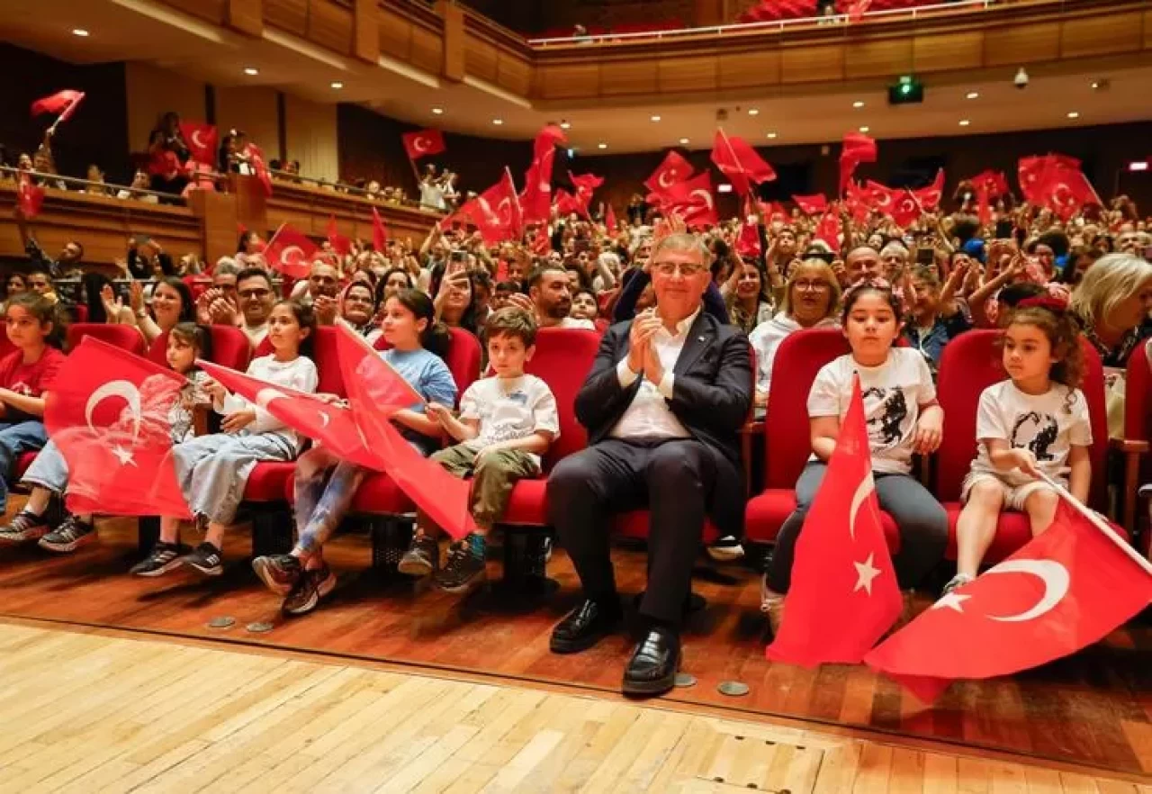 İzmir'de 23 Nisan coşkusu: Çocuklar şarkı söyledi, Tugay bayramı kutladı!