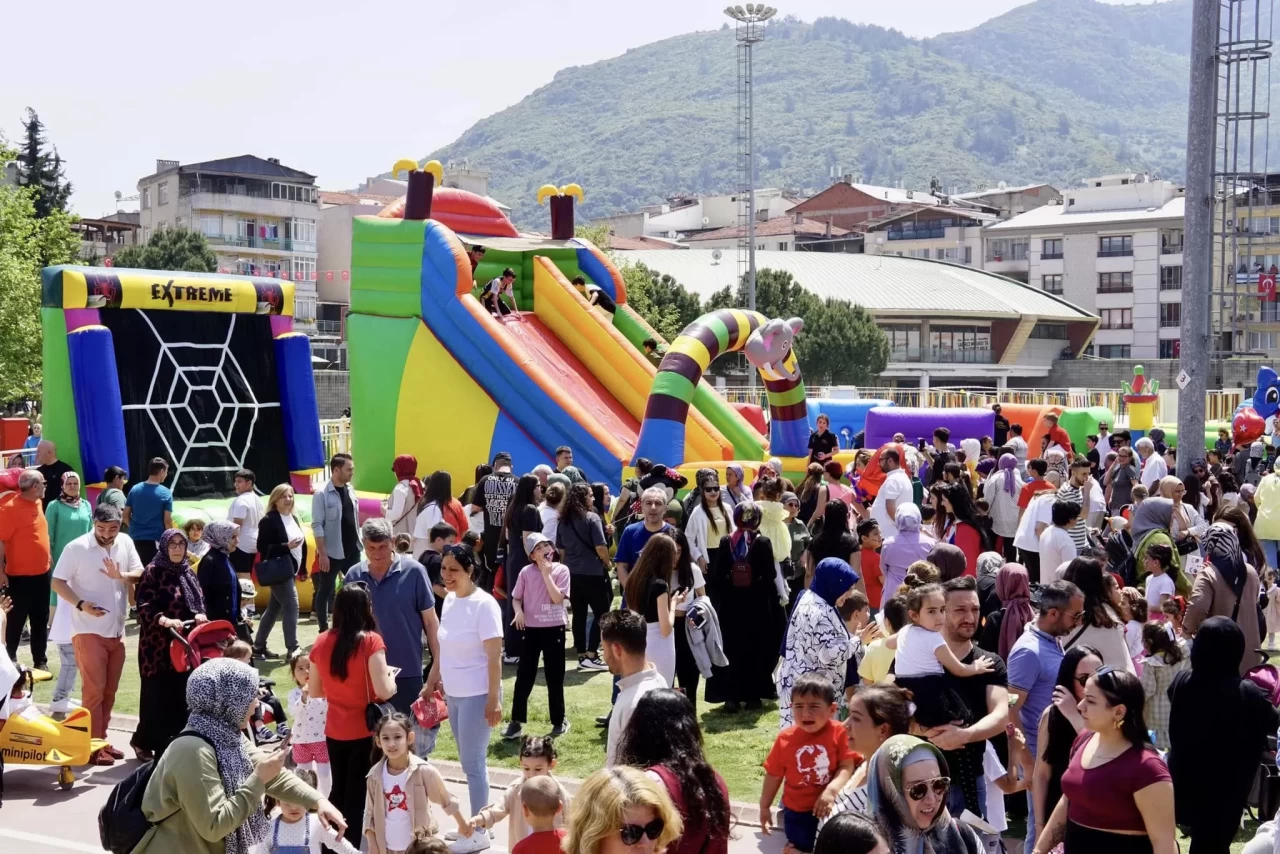 Kemalpaşa’da 23 Nisan Coşkusu: Çocuklara Bayram Gibi Şenlik!