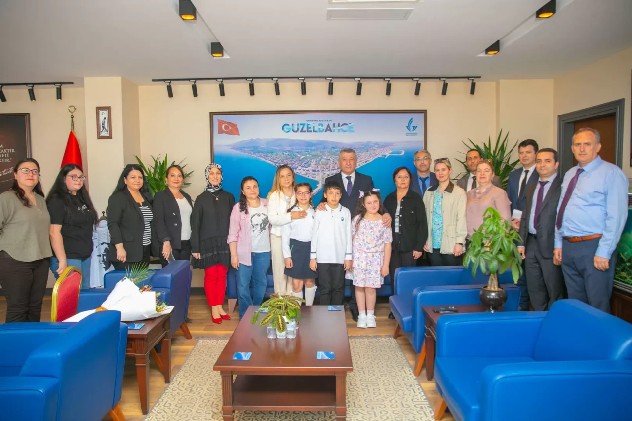 Güzelbahçe'de 23 Nisan Coşkusu: Başkanlık Koltuğu 3 Öğrenciye Devredildi