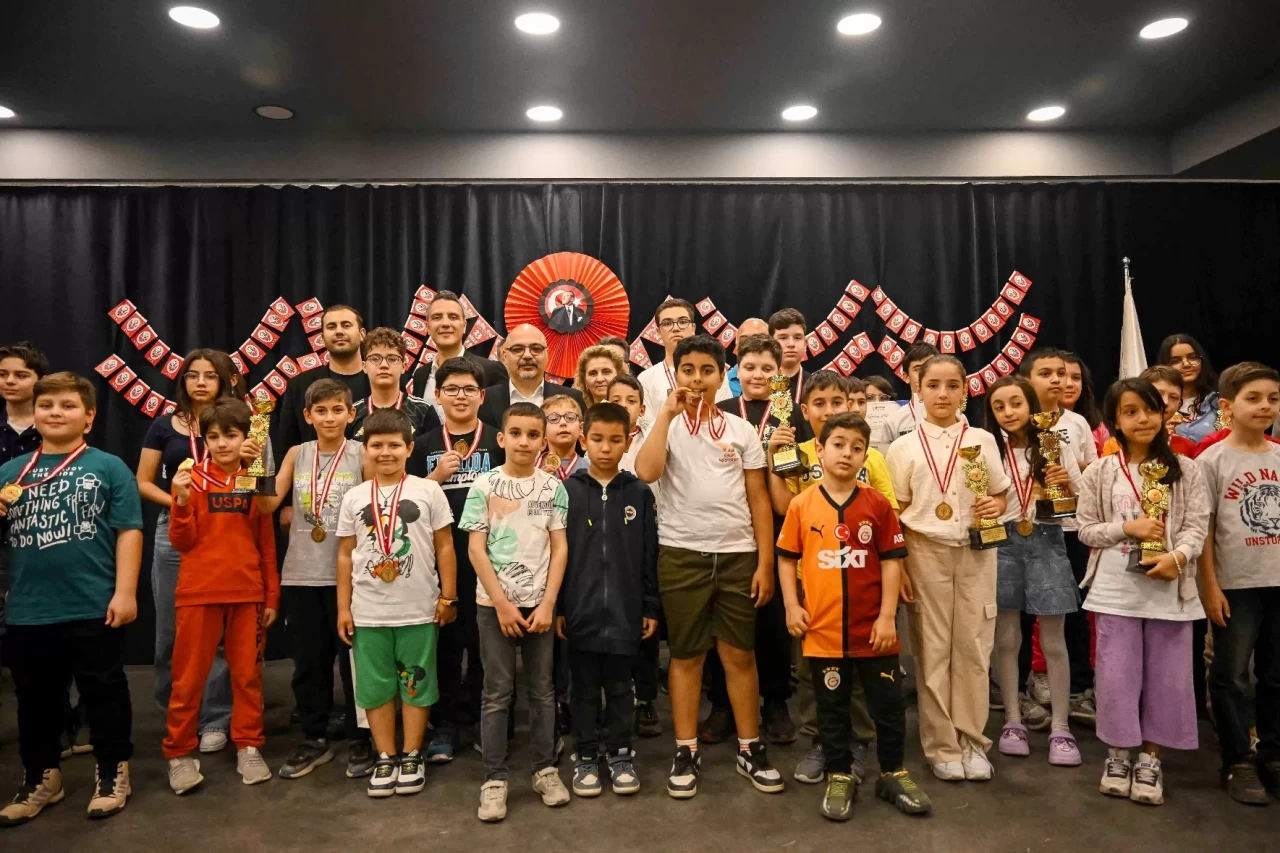 Bornova'da Satranç Turnuvası'nda 140 Çocuk Zeka ve Stratejiyle Ödüllendirildi