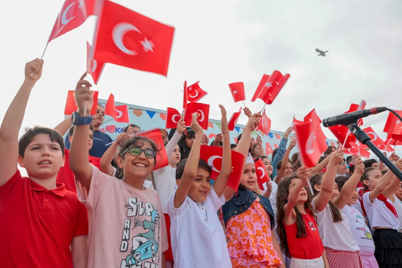 Konak’ta 23 Nisan Coşkusu: Çocuklar Eğlenceye Doydu!