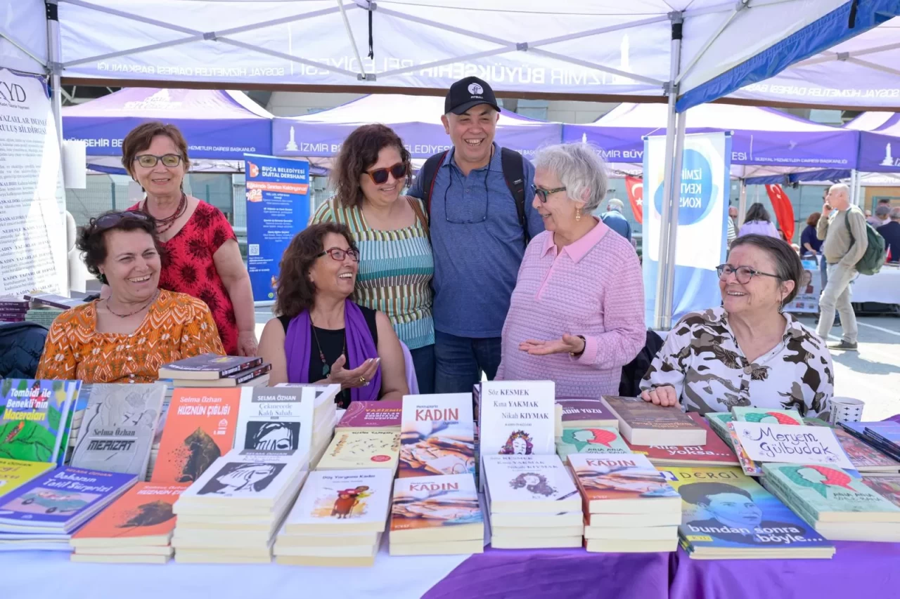 İzmir Kitap Fuarı, yazarlarla dolup taştı, çocuklar eğlencenin tadını çıkardı!