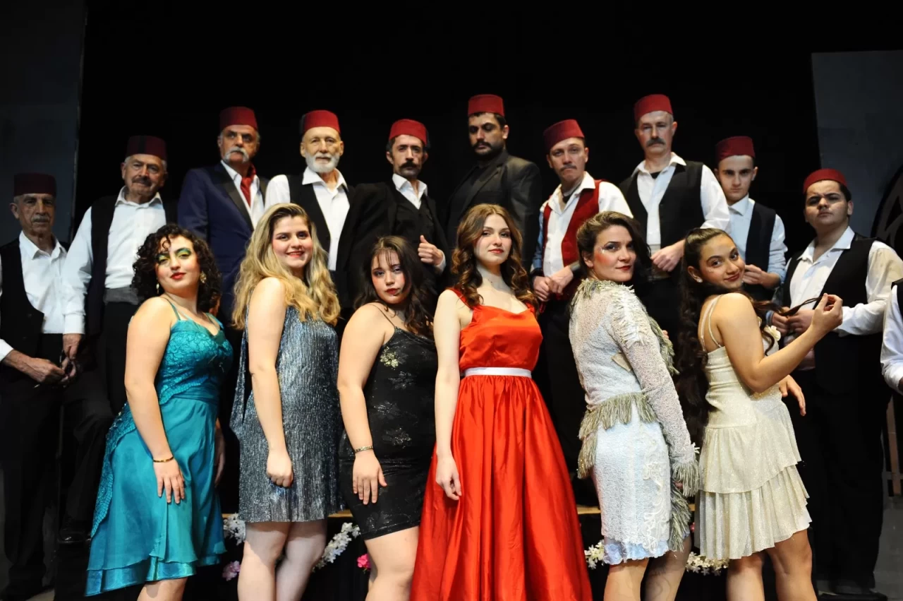 Karşıyaka Belediye Tiyatrosu 2024-2025 sezonuna 'Batakhane Güzeli' ve 'Pinokyo' ile veda ediyor