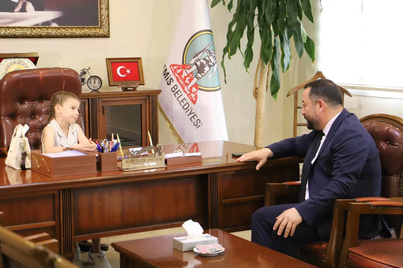 9 Yaşındaki Esila Başkanlık Koltuğunda Hayalini Dile Getirdi