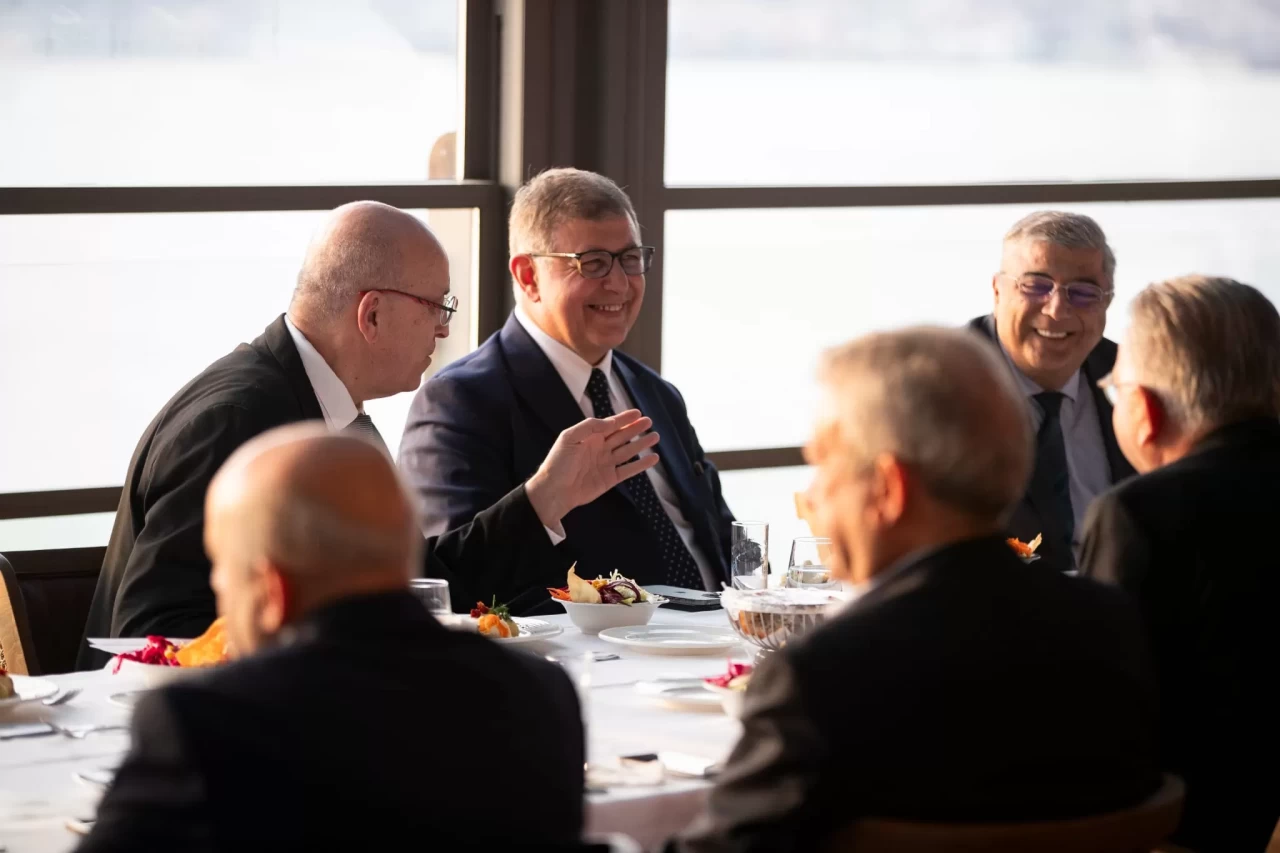 İzmir için dayanışma çağrısı: Başkan Tugay, haksızlıklara karşı kenetlenme vurgusu yaptı