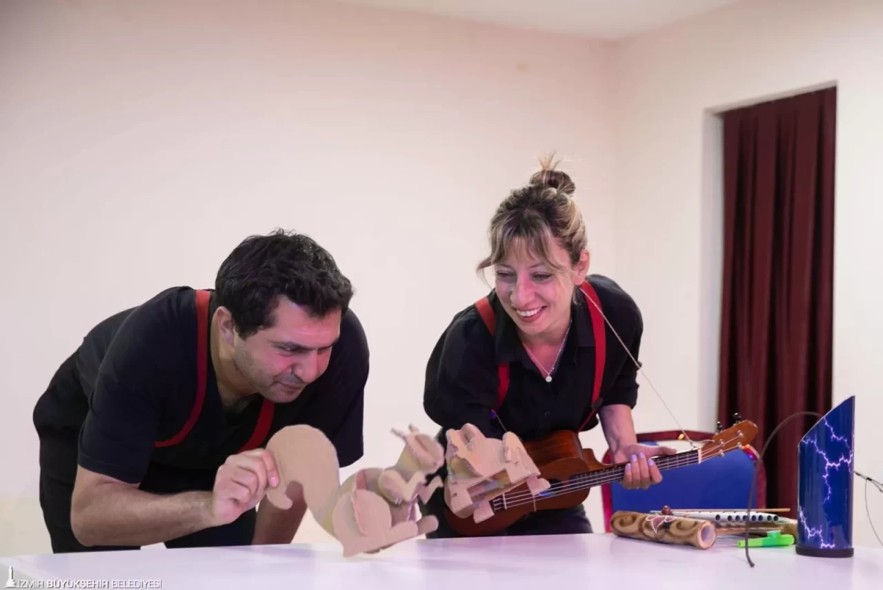 Kendini Arayan Zürafa yollarda