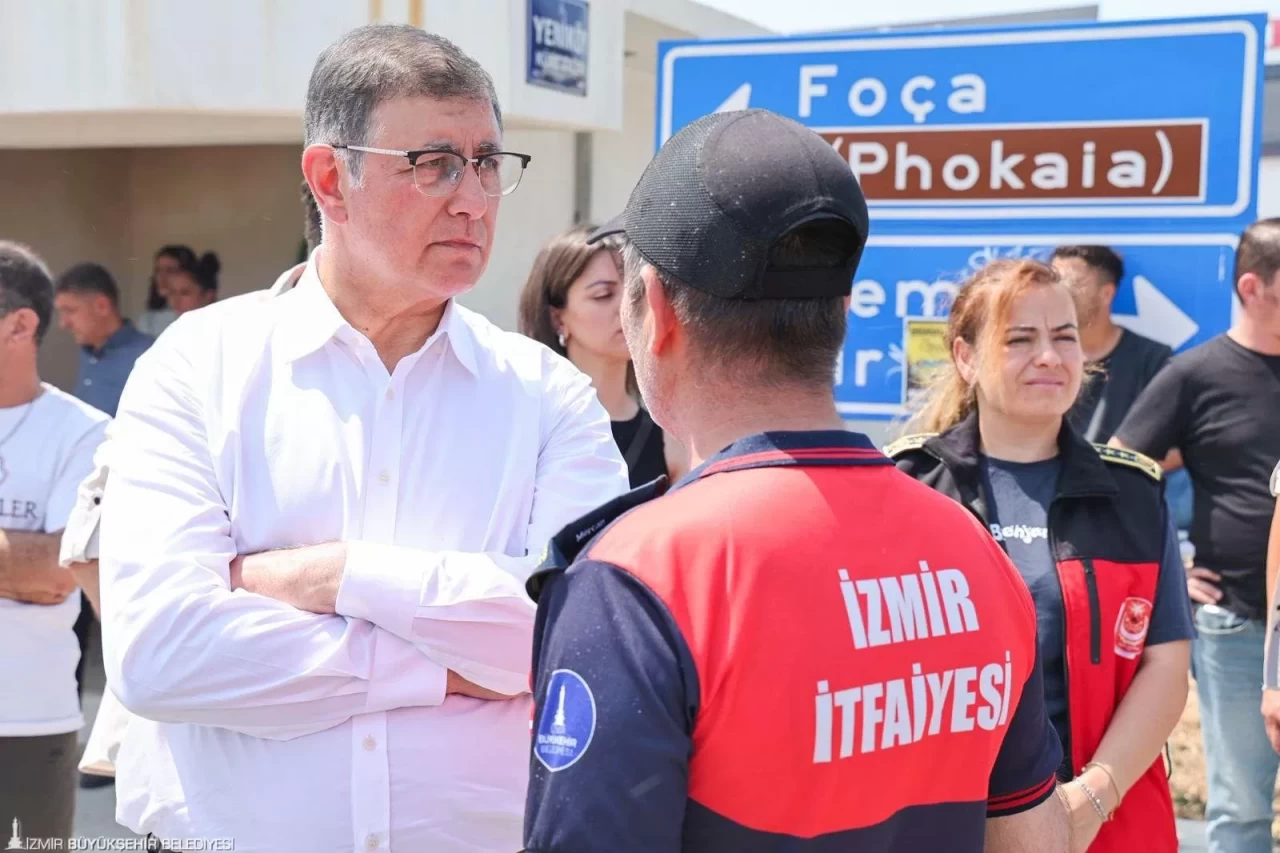 Başkan Tugay Foça'da yangın bölgesinde