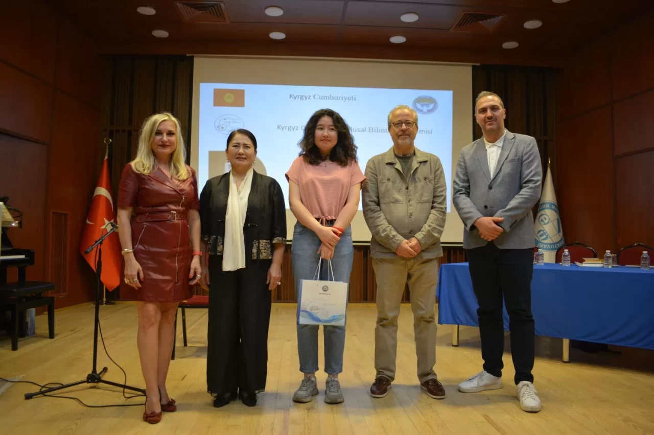 Prof. Dr. Amanova, “Komuz atalarımızın sesi, ruhumuzun aynasıdır”