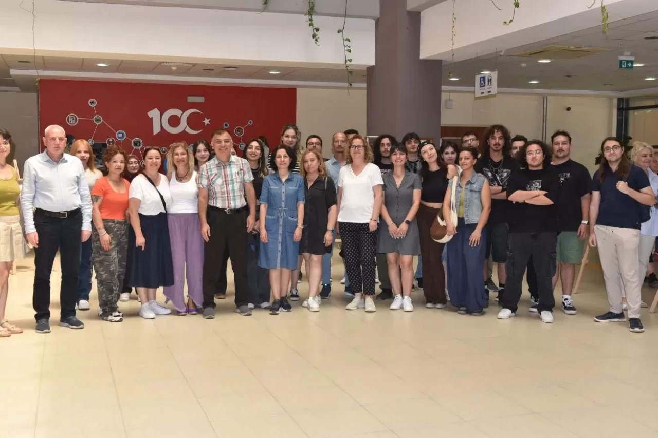 EÜ İletişim Fakültesi öğrencilerinin objektifinden “İzmir’in değerleri” sergilendi