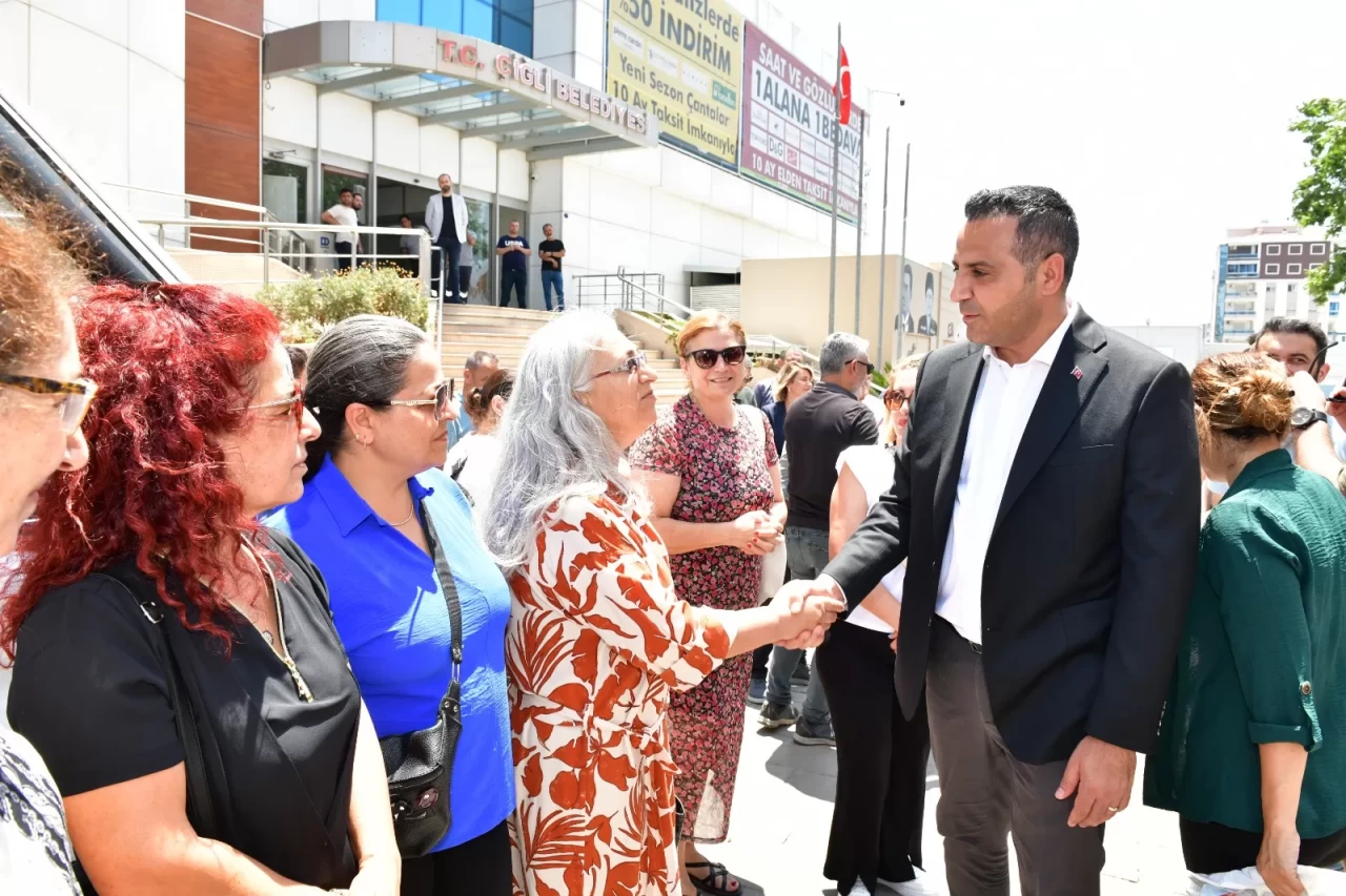 Çiğli Belediyesi’nden Ferdi Zeyrek’e vefa: Lokantada ücretsiz yemek, belediye önünde lokma ikramı