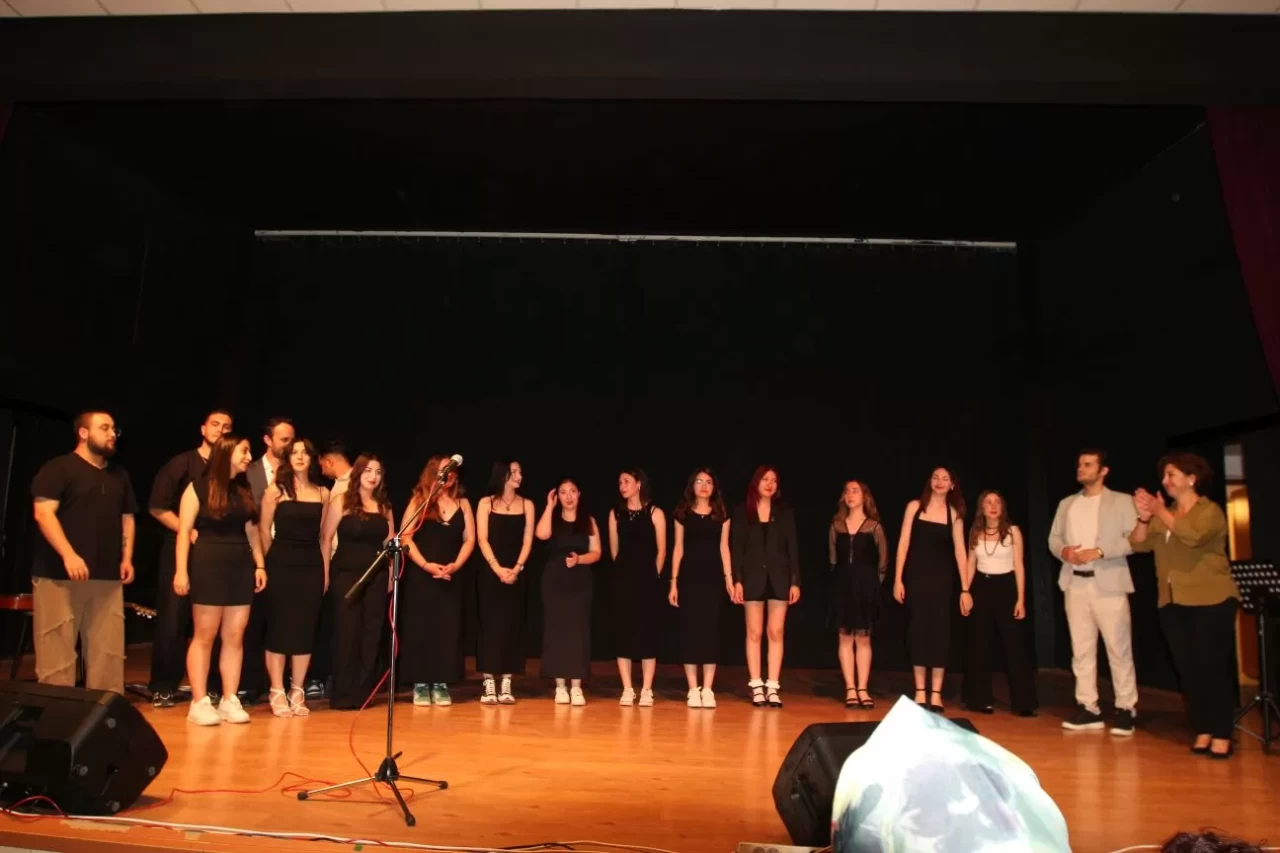 EÜ Yabancı Dil Yüksekokulu öğrencilerinden İngilizce konser performansı