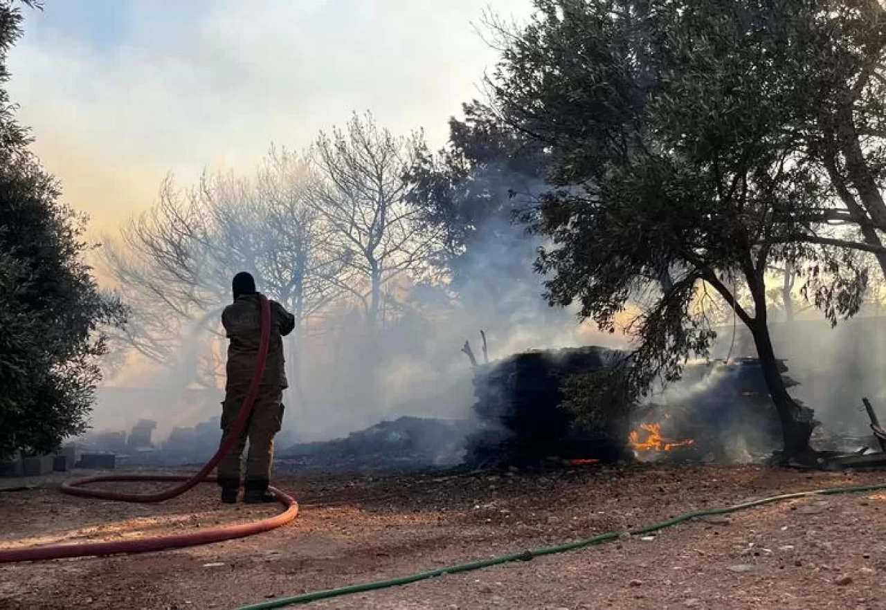 Çeşme’de yangınla mücadele sürüyor