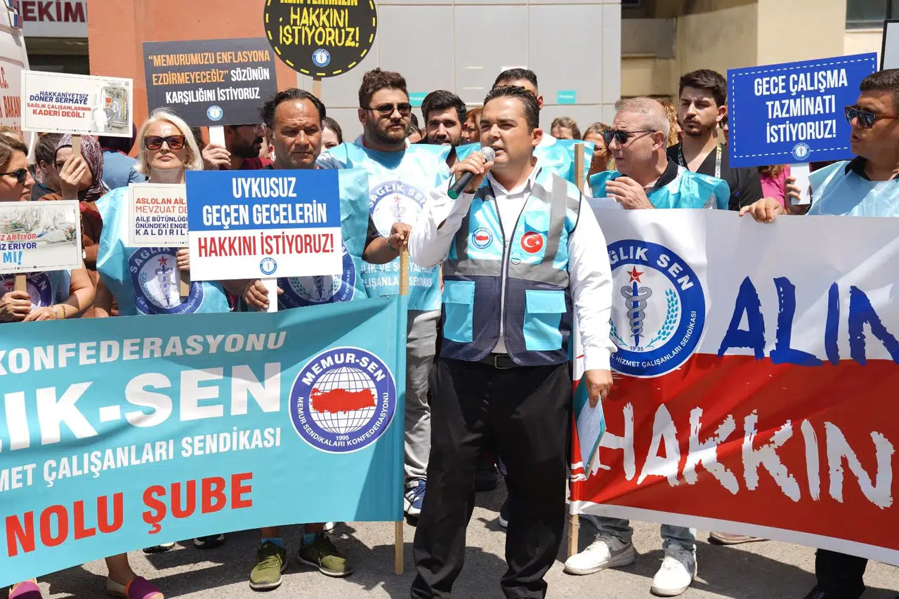 Sağlık-Sen'den Atatürk EAH önünde eylem