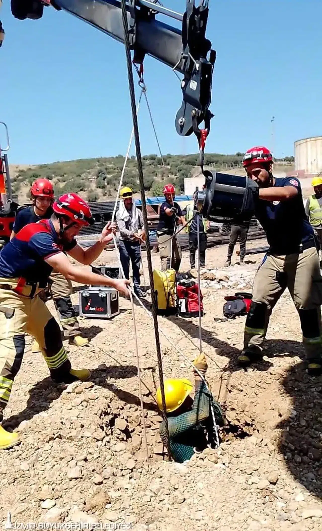 İzmir İtfaiyesi kuyuya düşen yurttaşı kurtardı