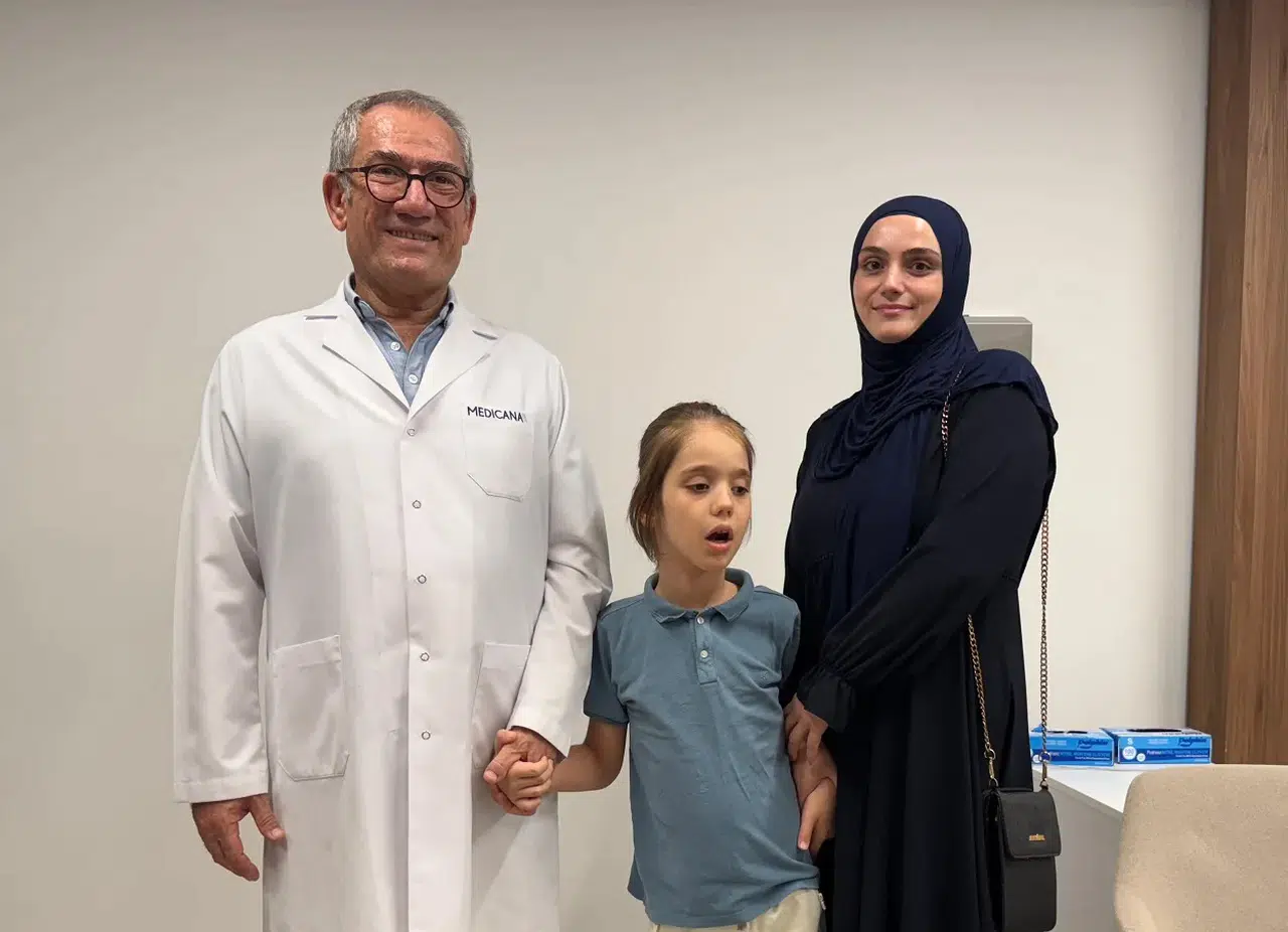 Tekerlekli Sandalye İle Geldi, Annesinin Elinden Tutup Çıktı