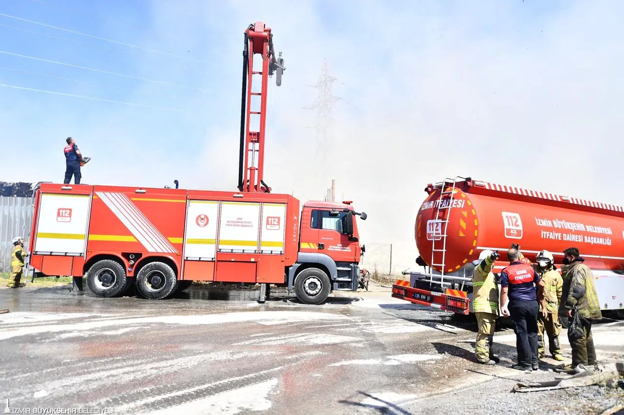 İzmir İtfaiyesi yangınlarla mücadelesini sürdürüyor