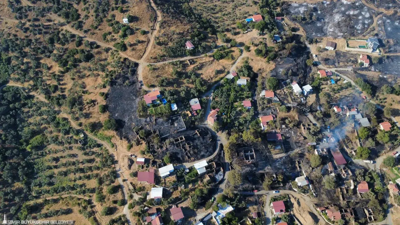 Bayındır'da köy içinde çıkan ot yangını yerleşim alanlarını tehdit etti