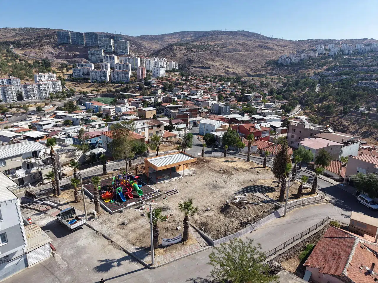 Çiğli’de yol ve park çalışmaları hız kesmeden sürüyor