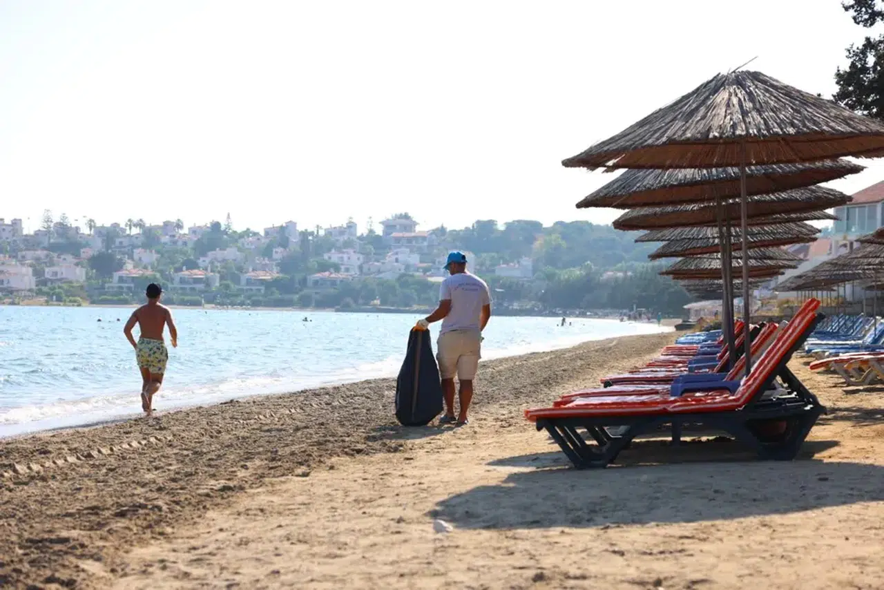 Çeşme Belediyesinden 19 plajda 7/24 temizlik
