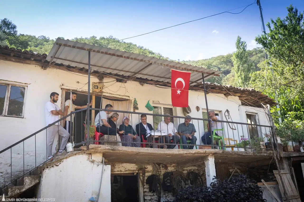 Başkan Tugay’dan yangında vefat eden Şahin’in aile evine taziye ziyareti