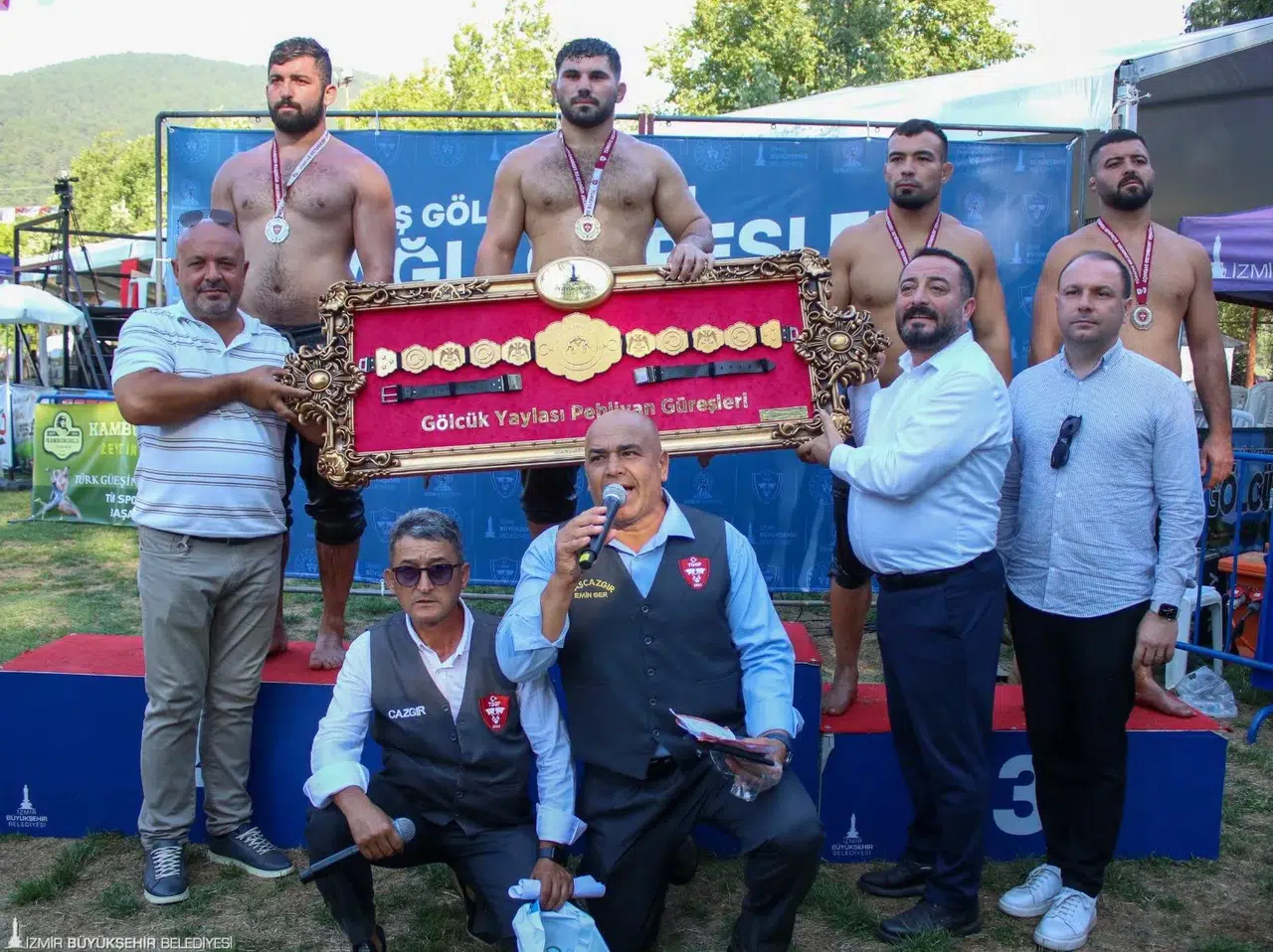 İzmir’in yağlı güreş şöleninde başpehlivan Erkan Taş oldu