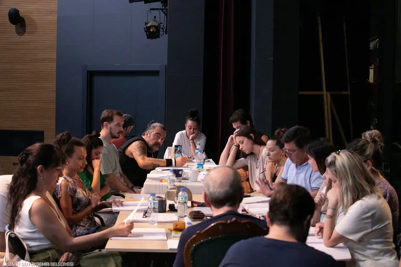 İzmir Şehir Tiyatroları “Cadı Kazanı”nın provalarına başladı