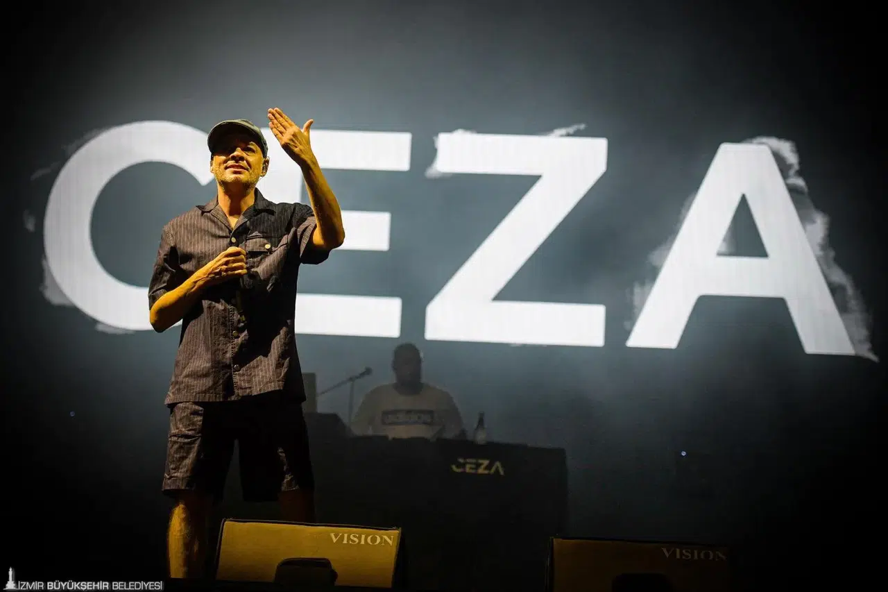 Ceza, İzmir’den barış mesajı verdi