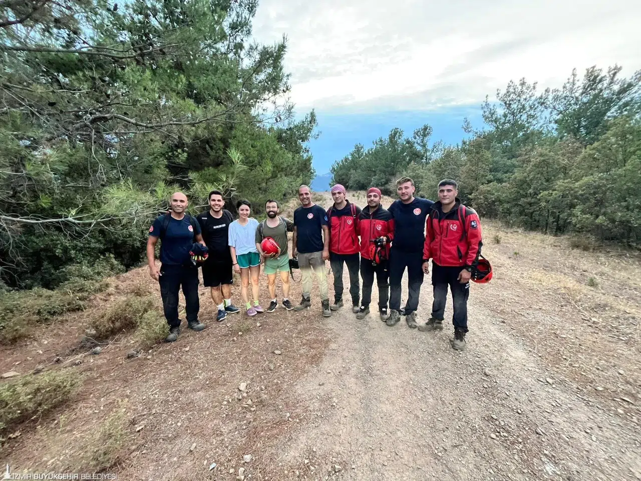 İzmir İtfaiyesi kayalıklarda mahsur kalan üç genci kurtardı