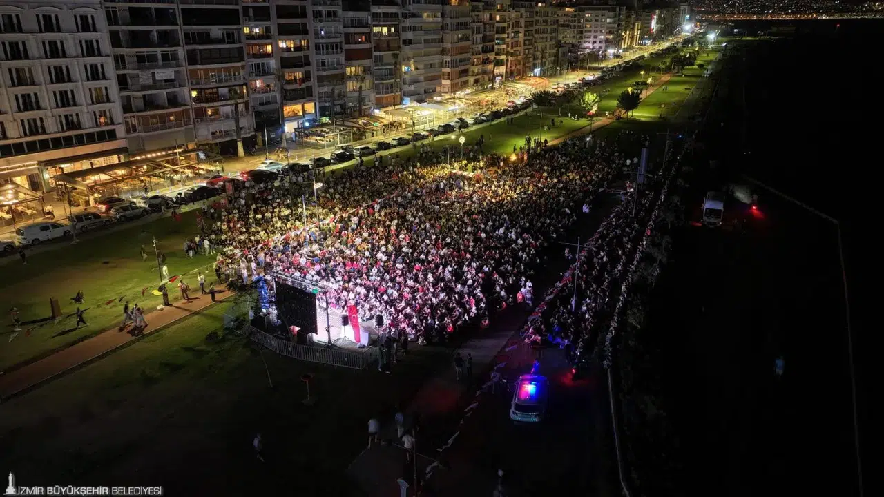 İzmir’in dev ekranlarında milli heyecan
