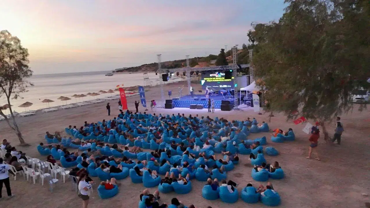 Gençler, kamp için Foça’da buluştu