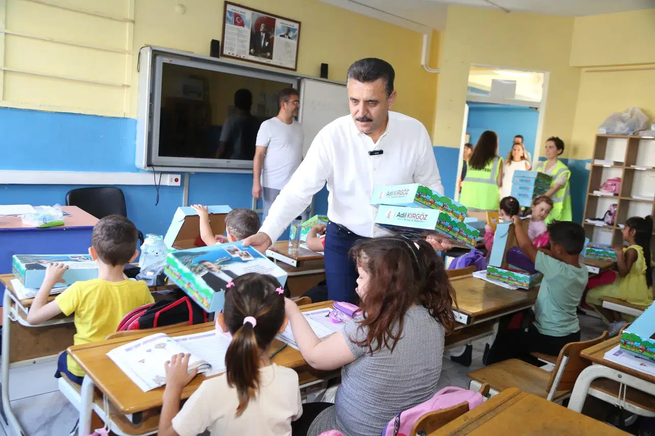 Dikili Belediyesi’nden minik öğrencilere eğitim seti desteği