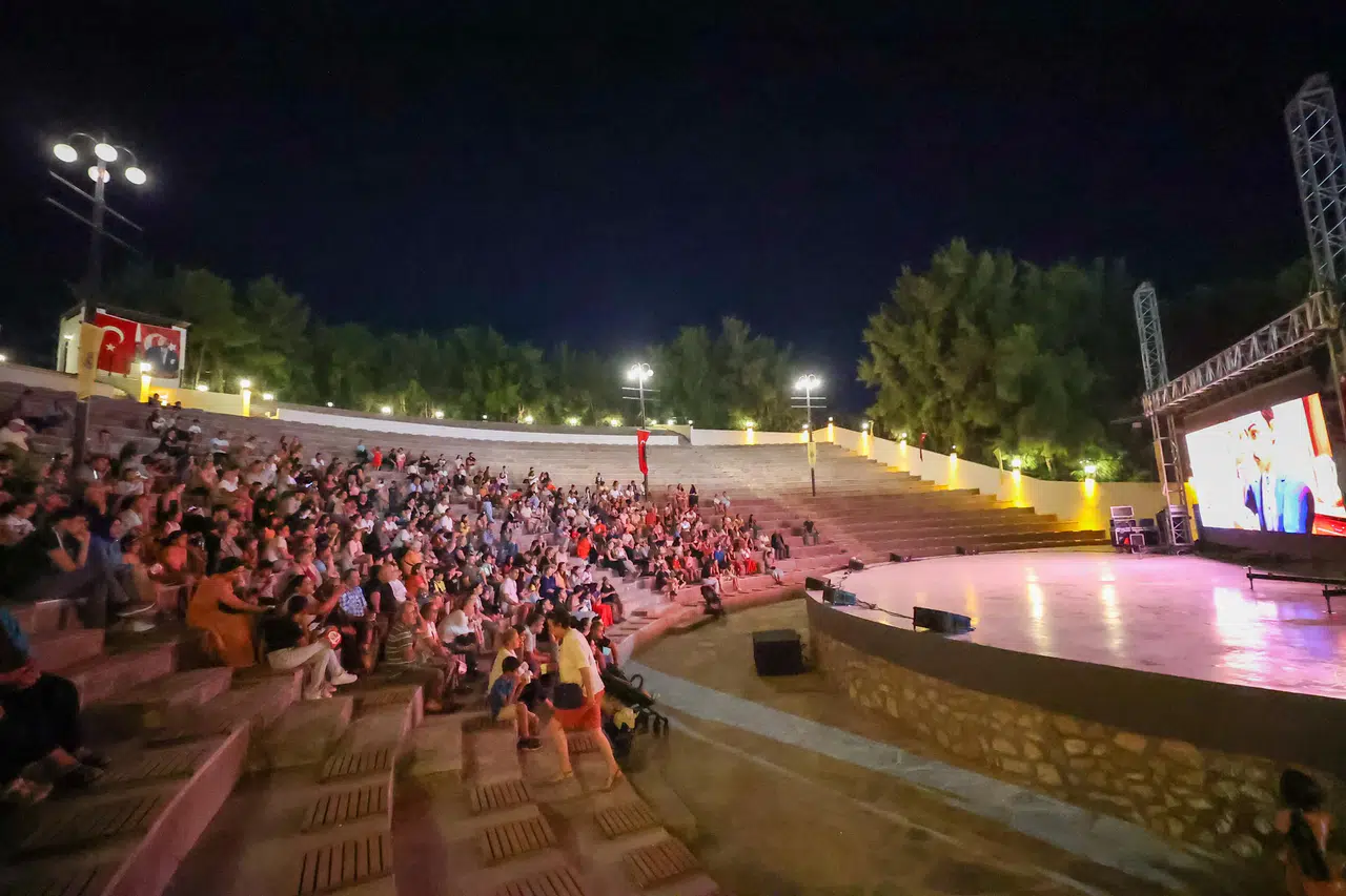Bucalı çocuklar Başkan Görkem Dumanla film izledi