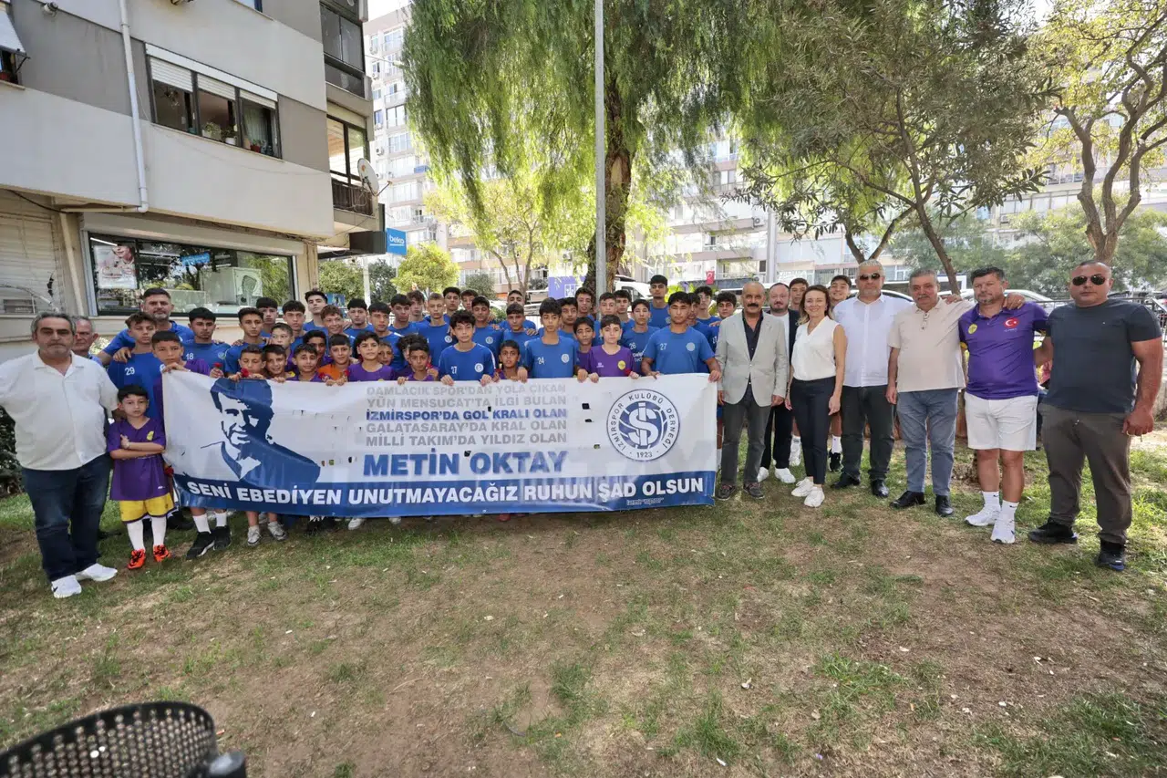Taçsız Kral Konak’taki heykeli önünde anıldı