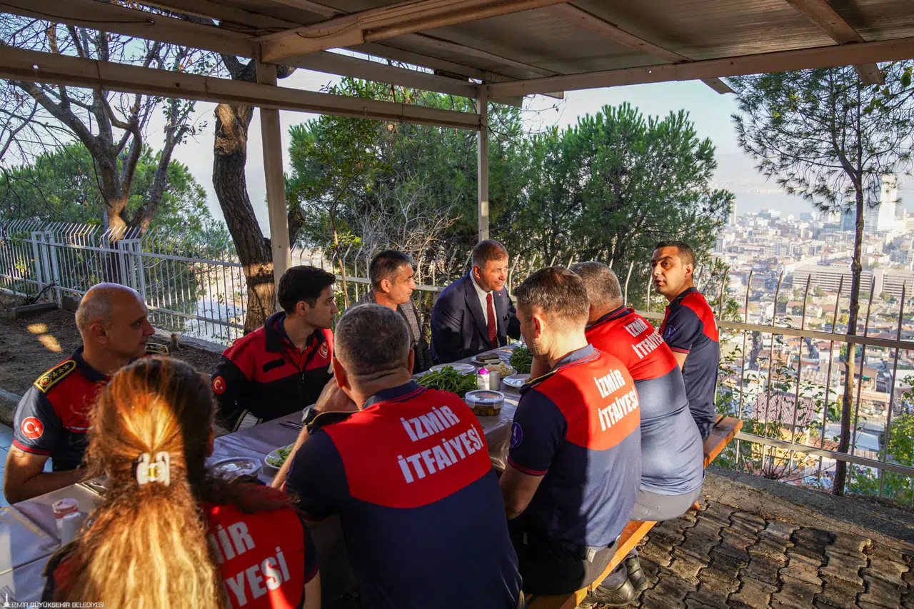 Başkan Tugay İtfaiye Haftası’nda itfaiye personeli ile buluştu