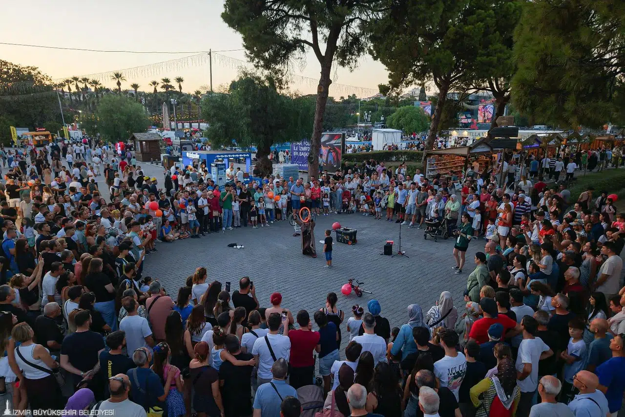 İzmir Enternasyonal Fuarı’nda uluslararası sokak gösterileri büyük ilgi görüyor