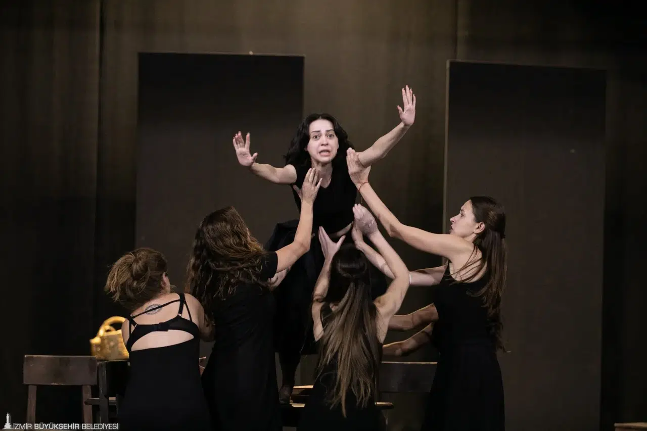 İzmir Şehir Tiyatroları “Cadı Kazanı” oyununun provalarına devam ediyor