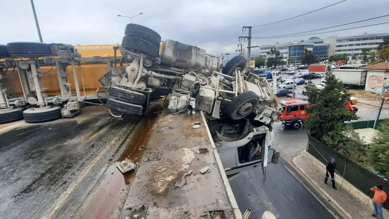 İzmir İtfaiyesi kaza sonrası viyadükte asılı kalan tır şoförünü kurtardı