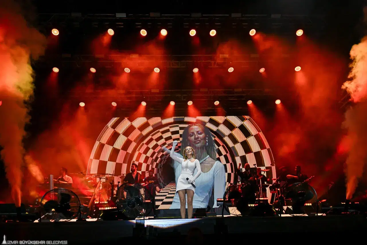 Çim Konserleri sahnesi Derya Uluğ’u ağırladı