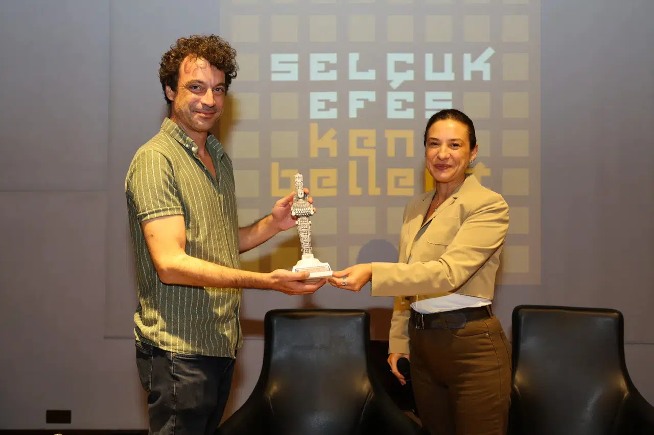 Özgür Mumcu “Dünyalılar”ı anlattı: Efes Selçuk’ta siyaset, cesaret ve fikir egzersizleri