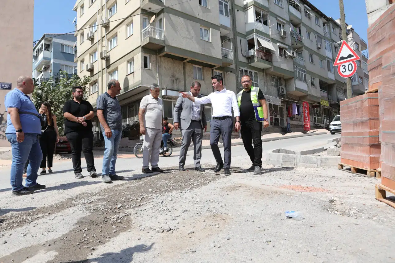 Bayraklı'da yol yenileme çalışmaları hız kesmiyor